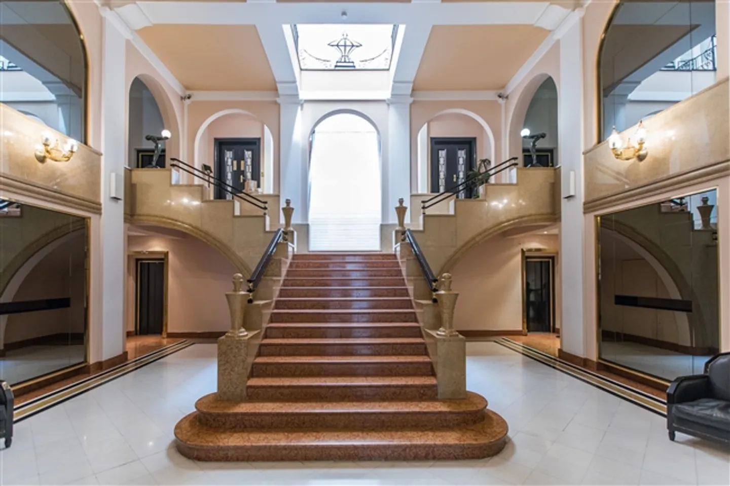 Work in the heart of the city! - Photo 3 of 4