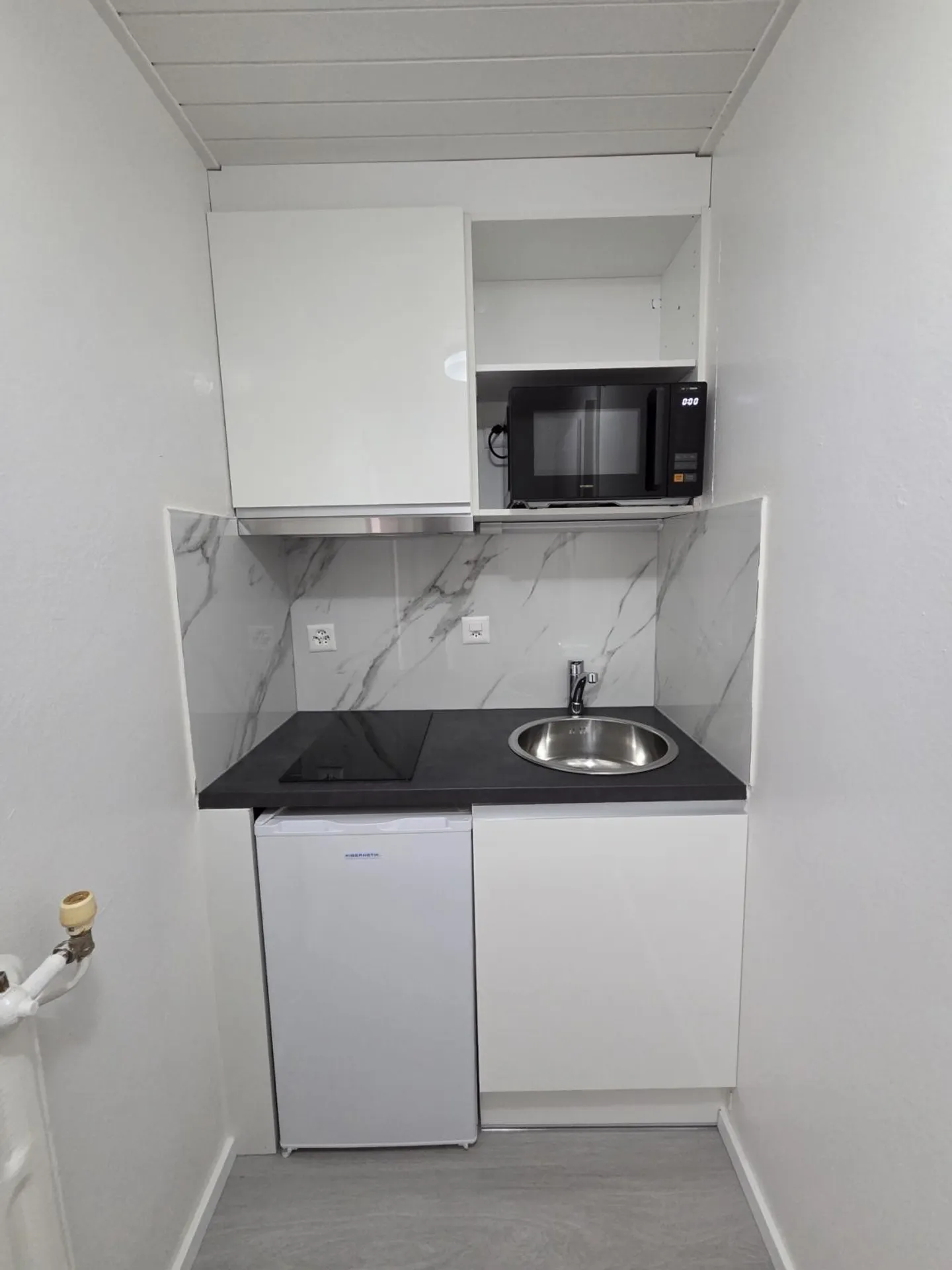 Renovated 1-room apartment for rent near the Fribourg Cathedral - Photo 2 of 5