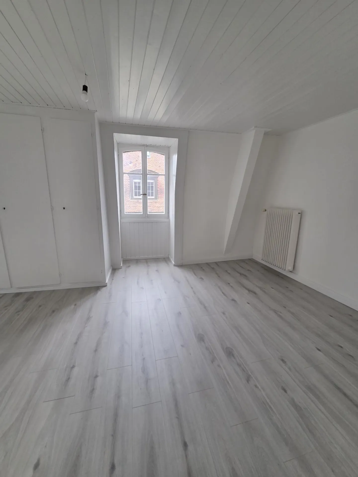 Renovated 1-room apartment for rent near the Fribourg Cathedral - Photo 3 of 5