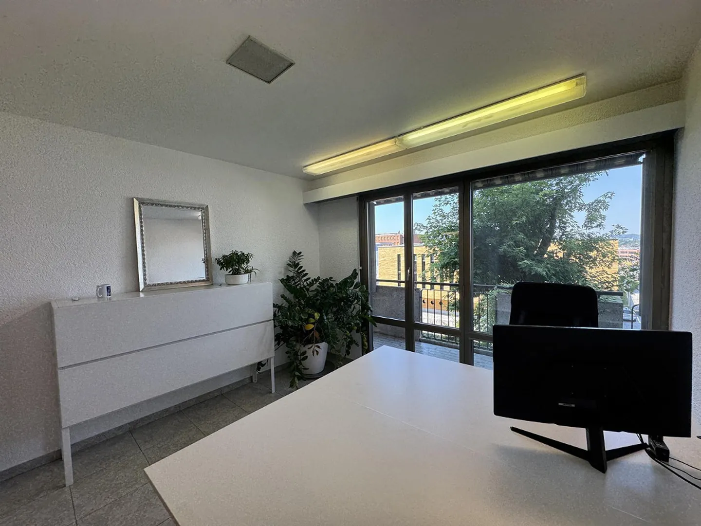Helles Büro im Mendrisio Zentrum mit Balkonen, Keller, ZWEI Parkplätzen - Foto 5 von 12