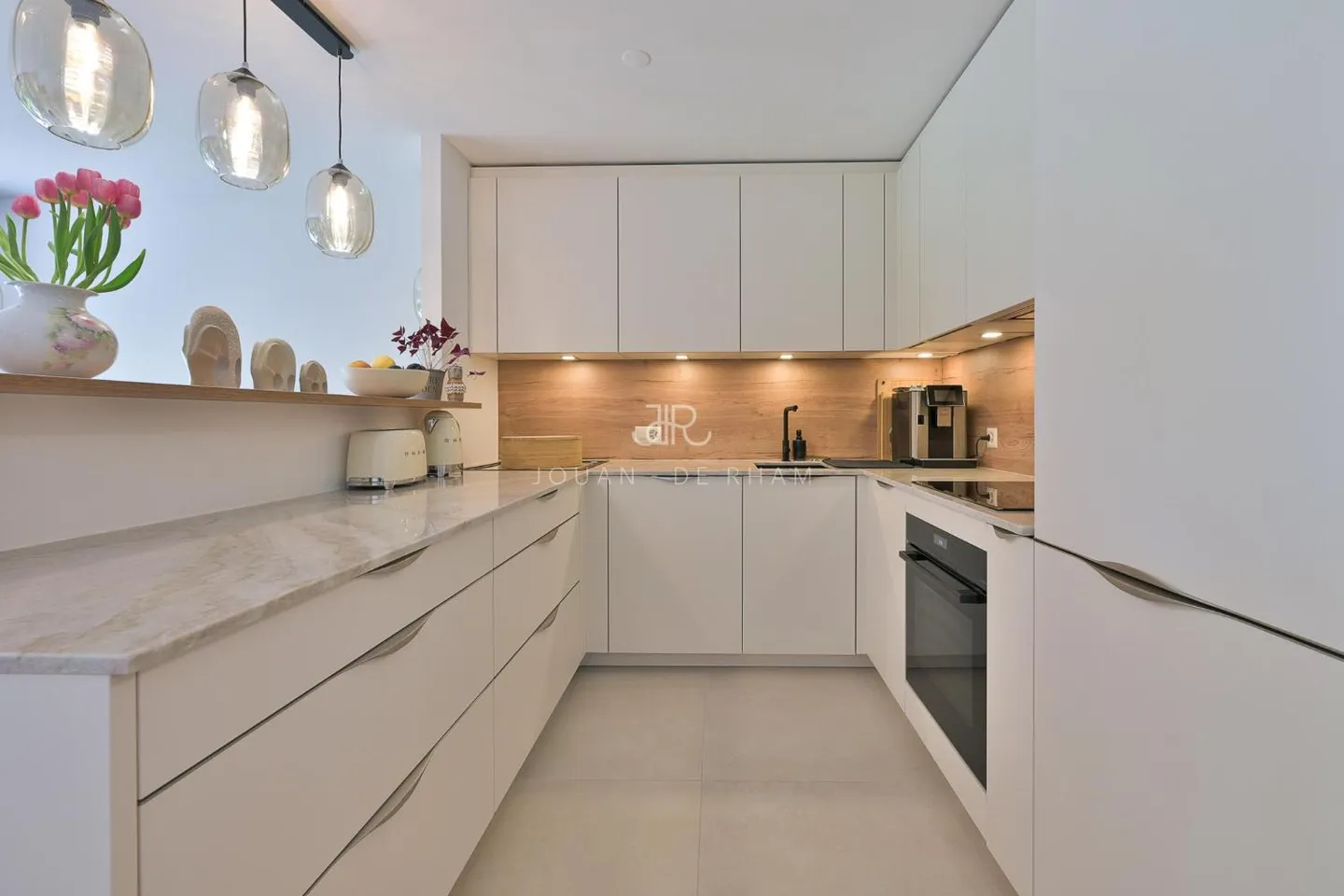 Charming apartment with garden - Photo 2 of 10