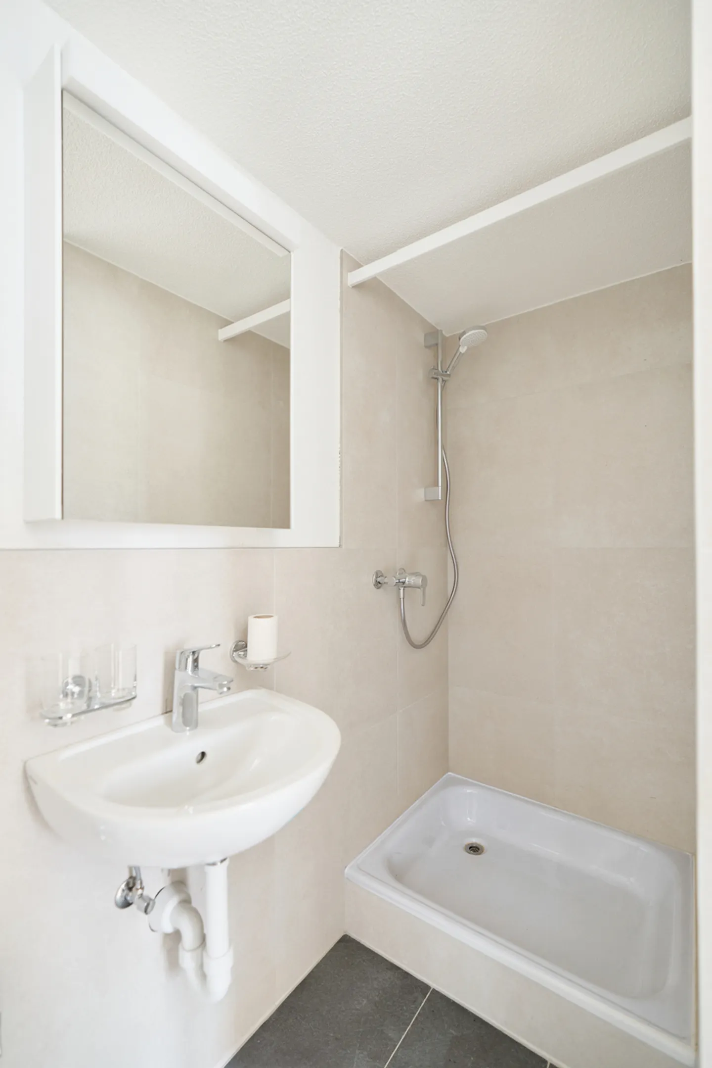 BRIGHT AND MODERN 2.5-ROOM GROUND FLOOR APARTMENT - Photo 6 of 8