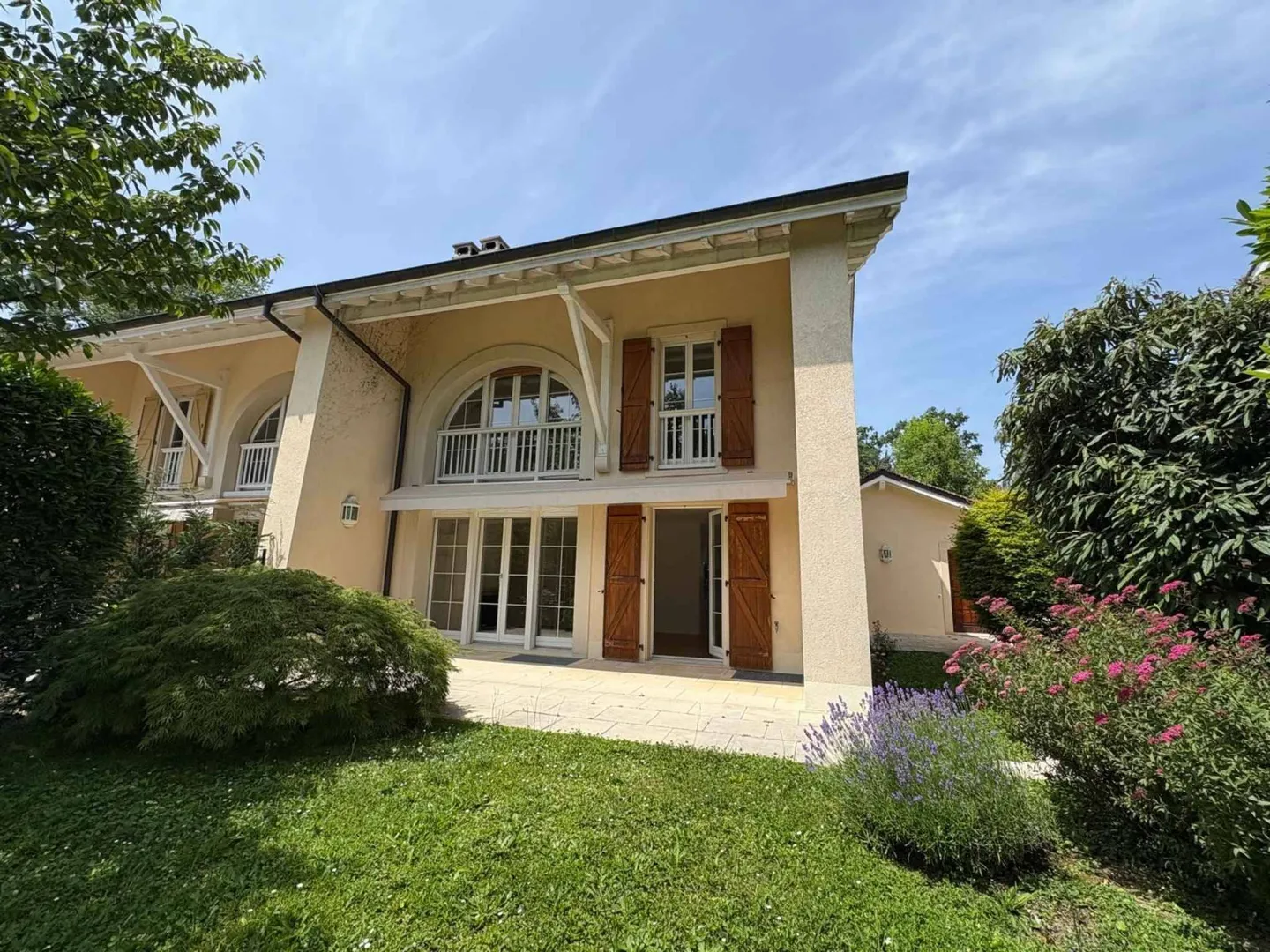 Exklusiv! Schönes Doppelhaus mit poolbarem Garten - Foto 1 von 12