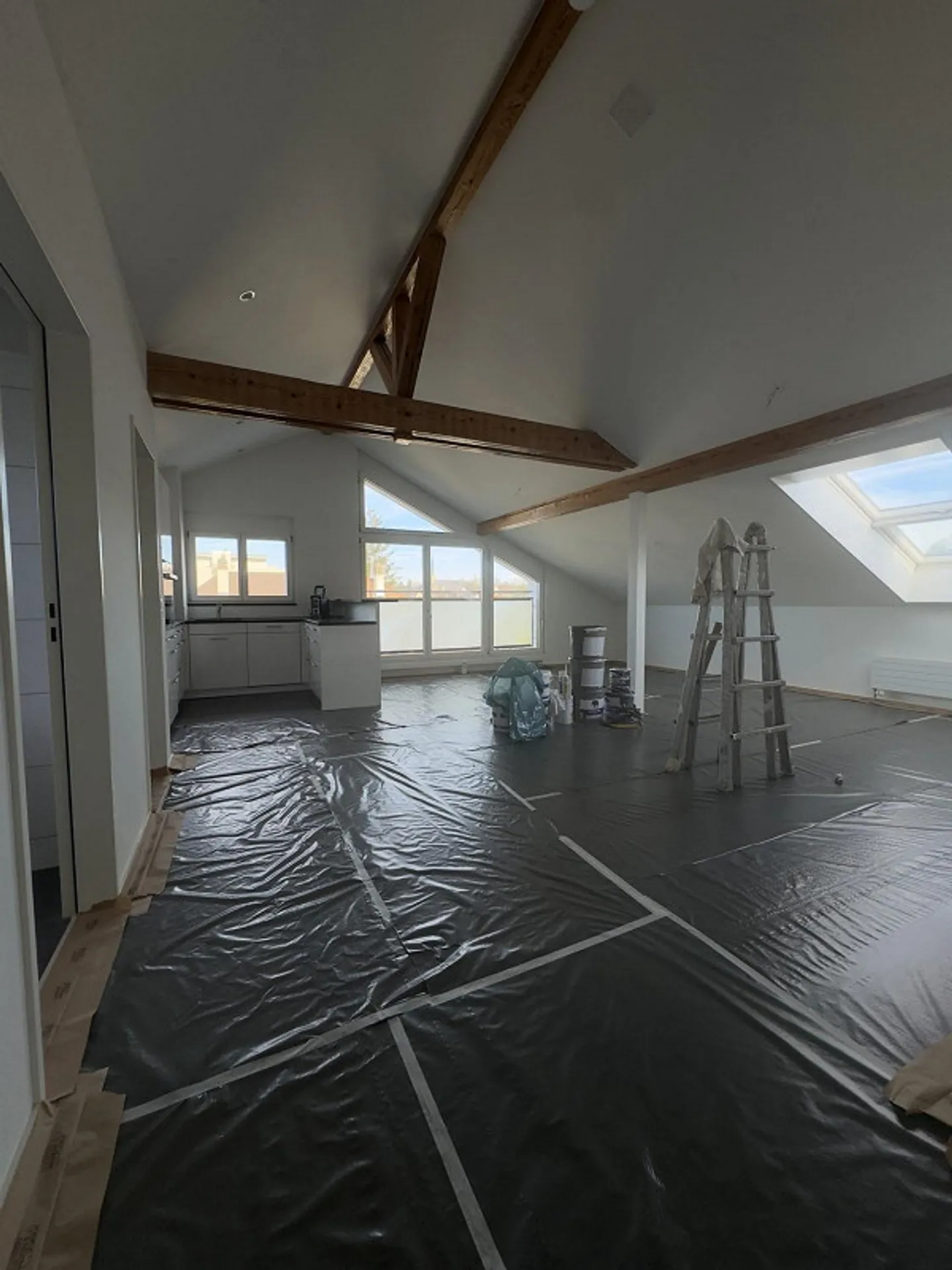 Ampio appartamento mansardato nel cuore di Binningen - Foto 2 di 11