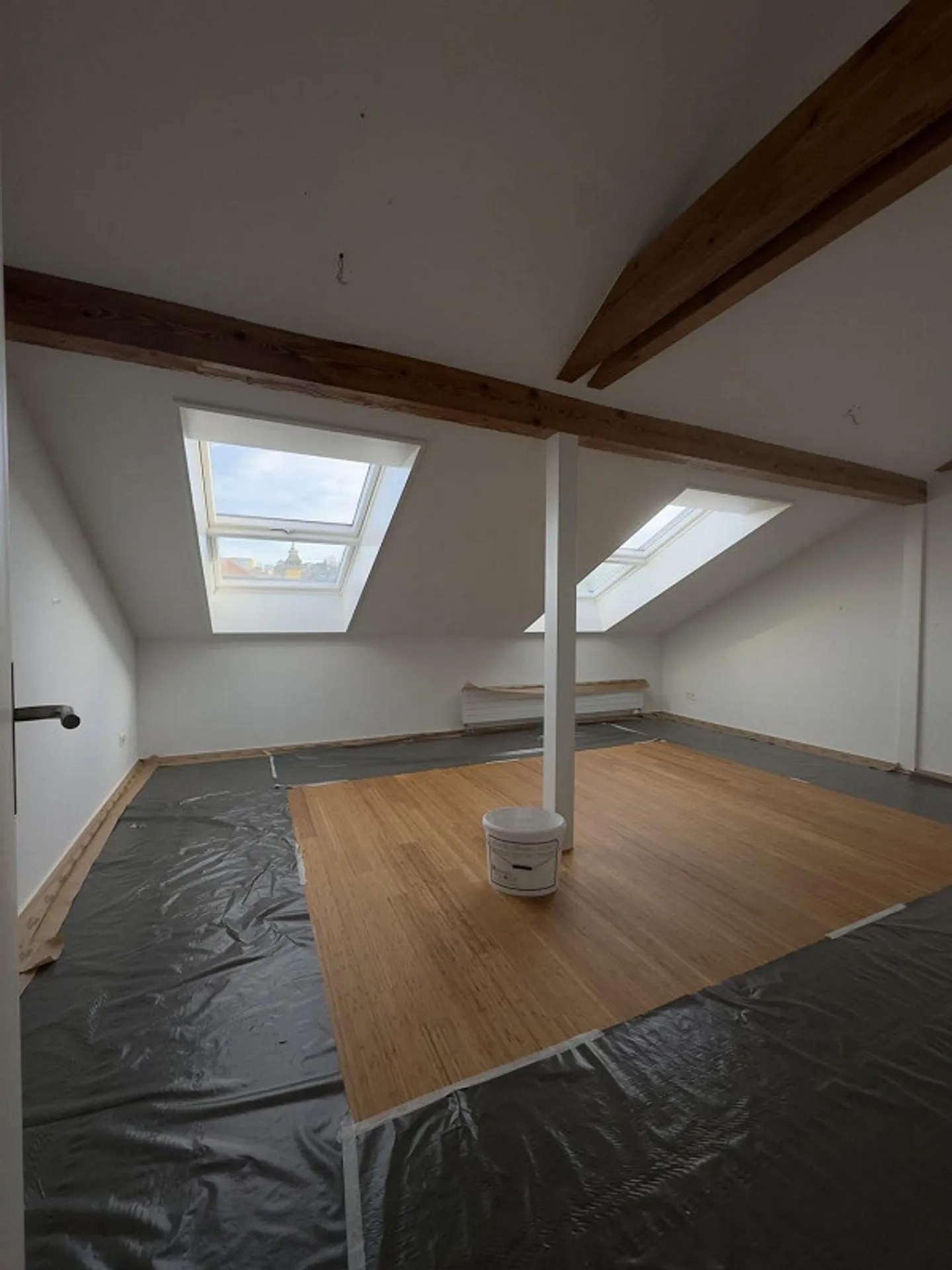 Ampio appartamento mansardato nel cuore di Binningen - Foto 3 di 11