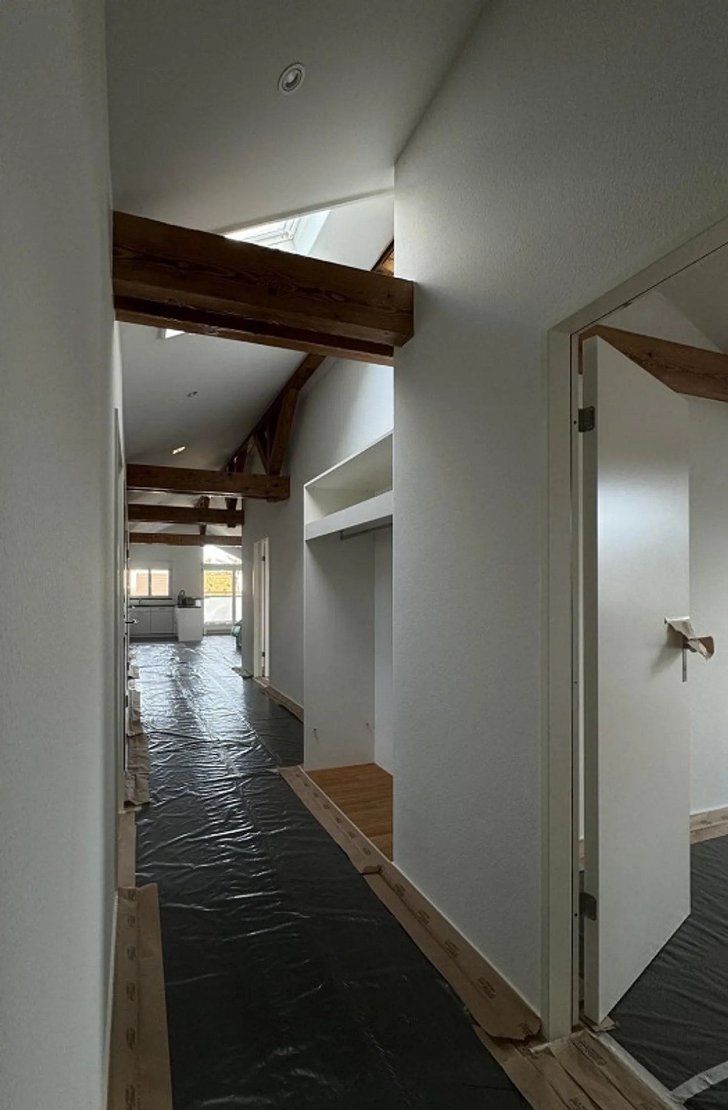 Ampio appartamento mansardato nel cuore di Binningen - Foto 4 di 11