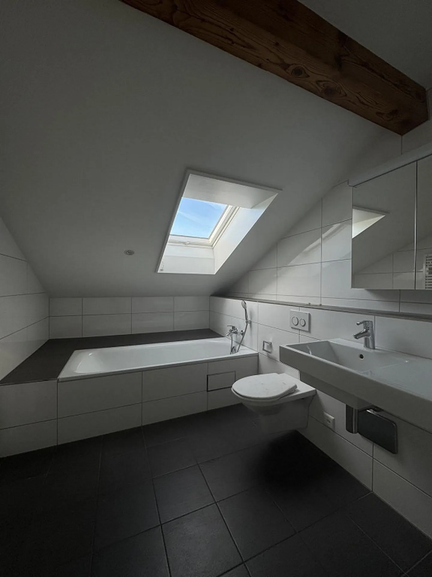 Ampio appartamento mansardato nel cuore di Binningen - Foto 1 di 11