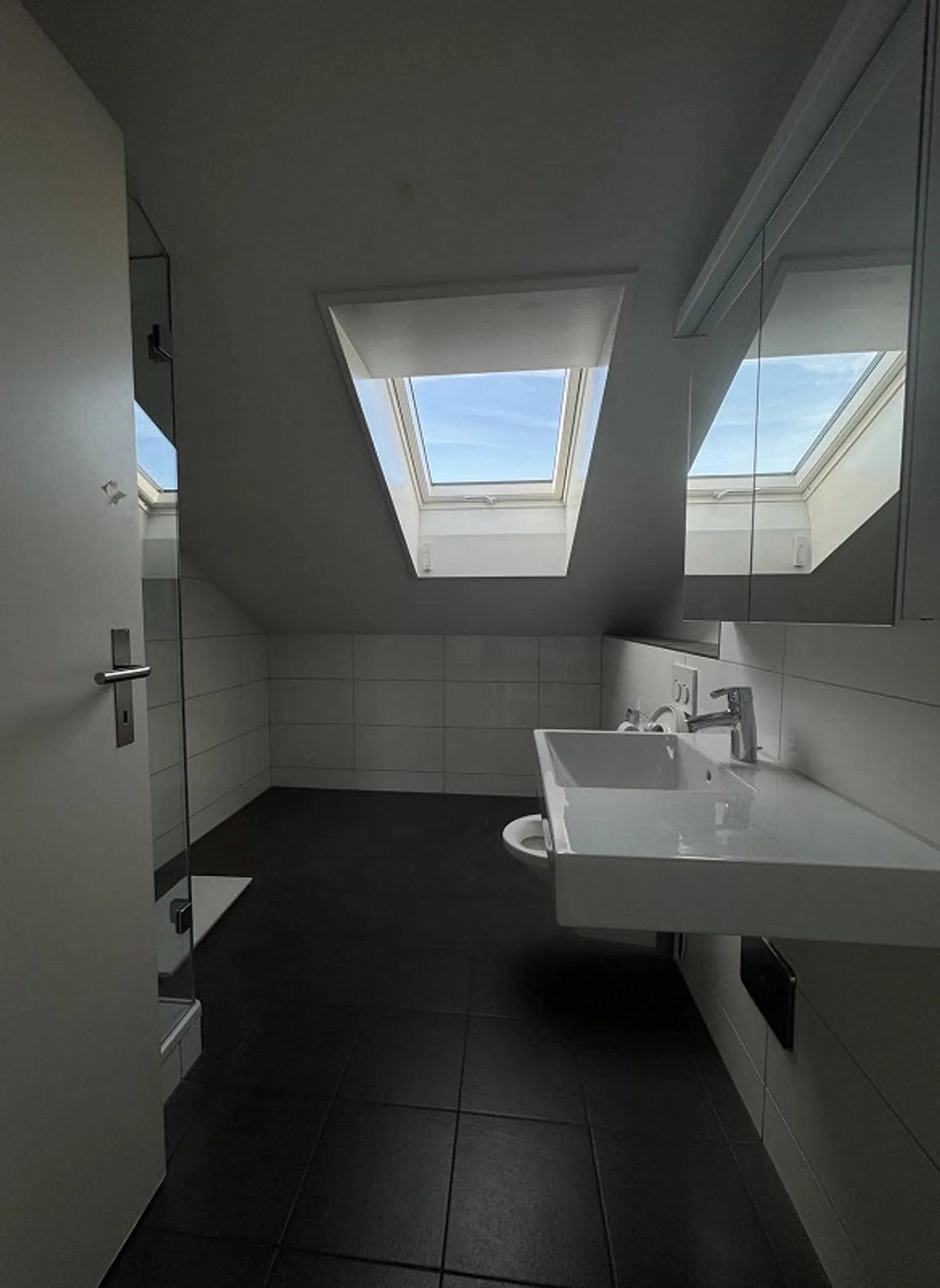 Ampio appartamento mansardato nel cuore di Binningen - Foto 5 di 11