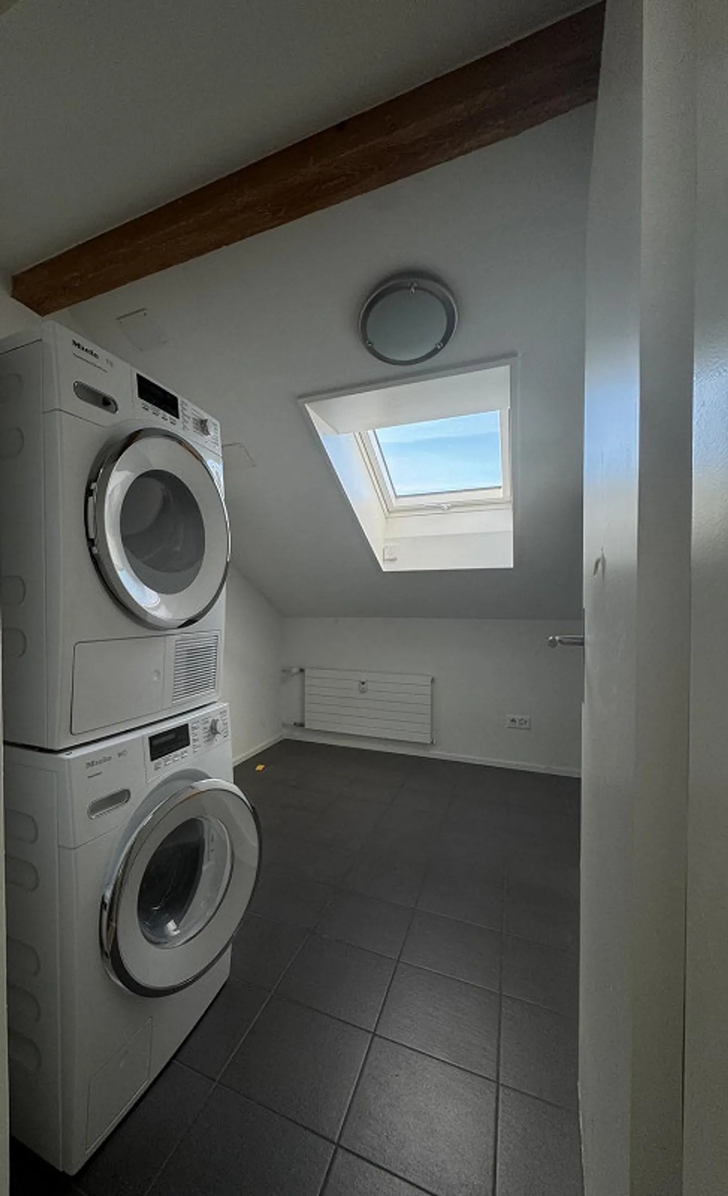 Ampio appartamento mansardato nel cuore di Binningen - Foto 6 di 11