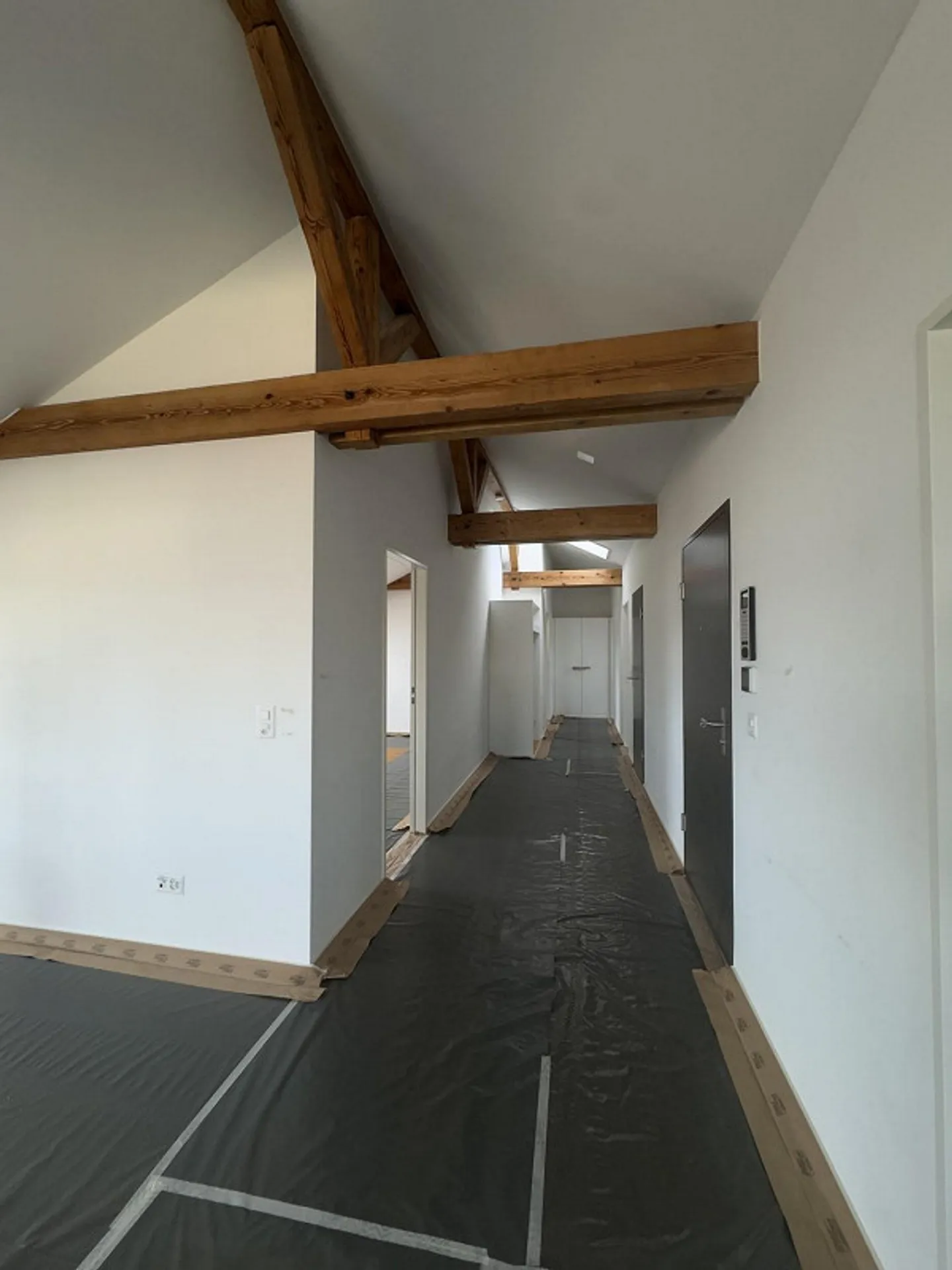 Ampio appartamento mansardato nel cuore di Binningen - Foto 7 di 11