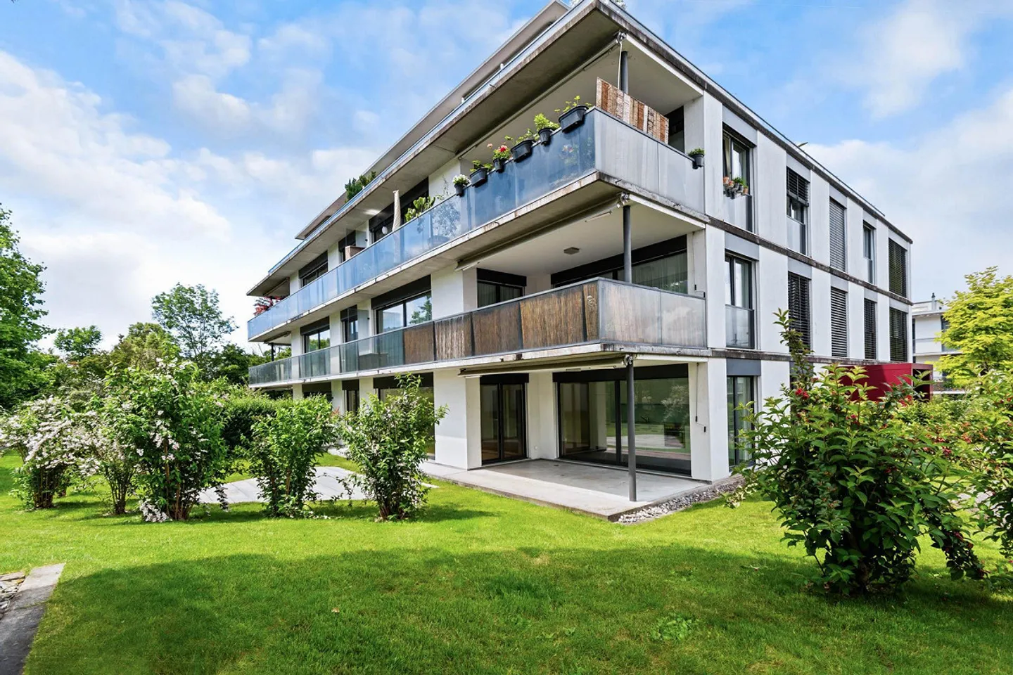 Casa moderna con balcone e vista sul verde - Foto 1 di 8
