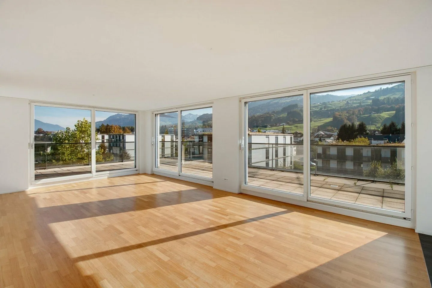 Casa moderna con balcone e vista sul verde - Foto 2 di 8