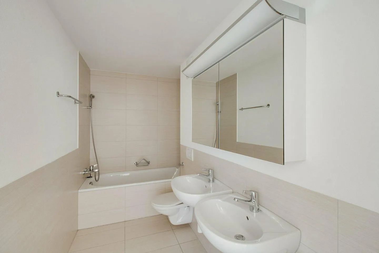 Casa moderna con balcone e vista sul verde - Foto 4 di 8