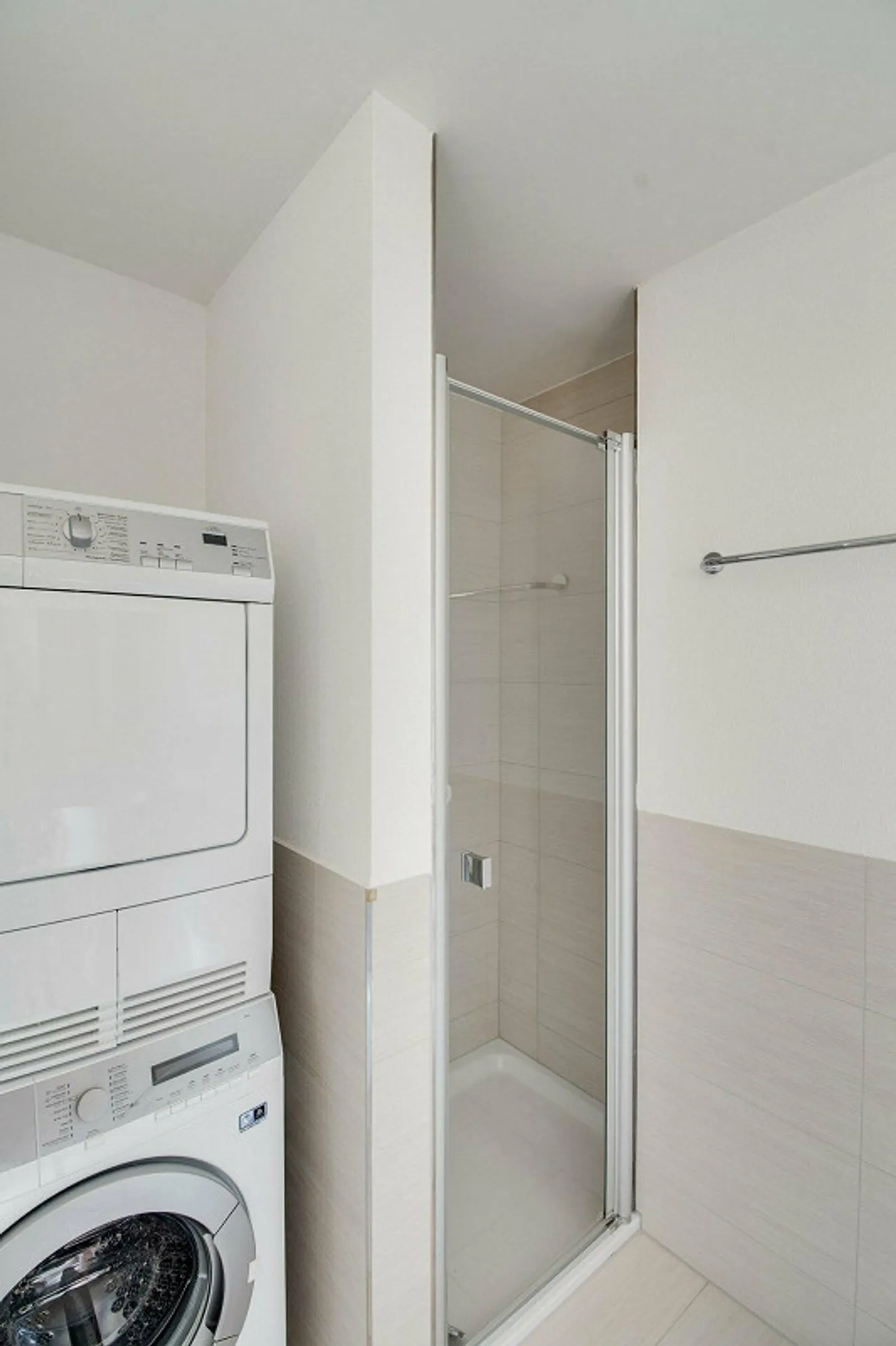 Casa moderna con balcone e vista sul verde - Foto 5 di 8
