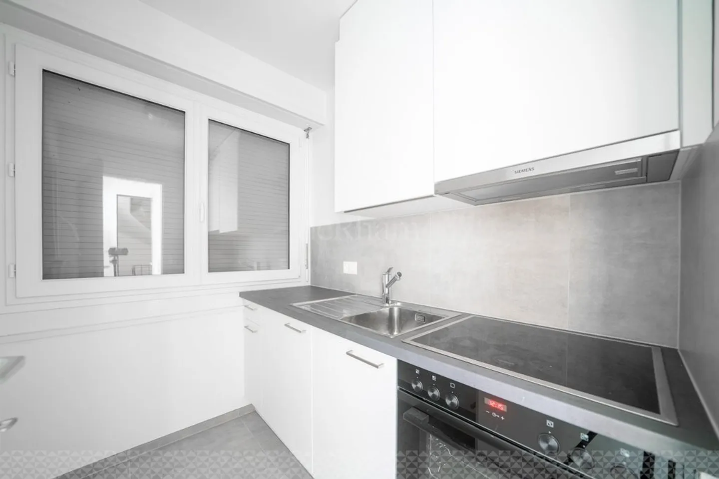 Pretty 2-room apartment fully renovated on the 2nd floor - Photo 2 of 4
