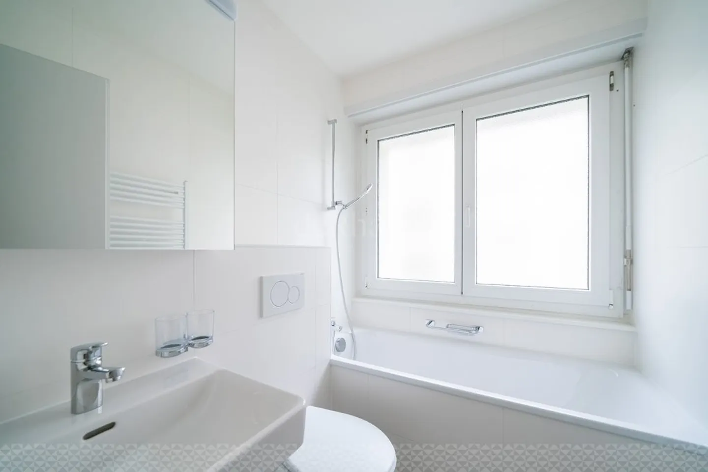 Pretty 2-room apartment fully renovated on the 2nd floor - Photo 3 of 4
