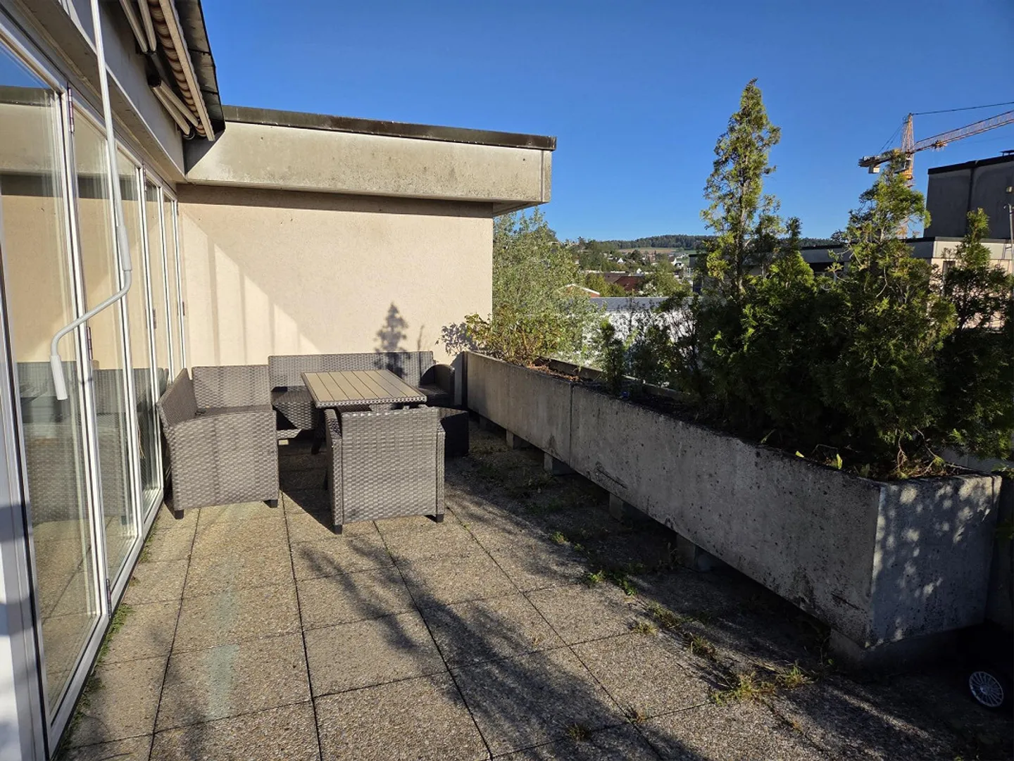 Appartement en attique de 4,5 pièces à Bülach - avec grande terrasse et jardin d'hiver - Photo 2 sur 10