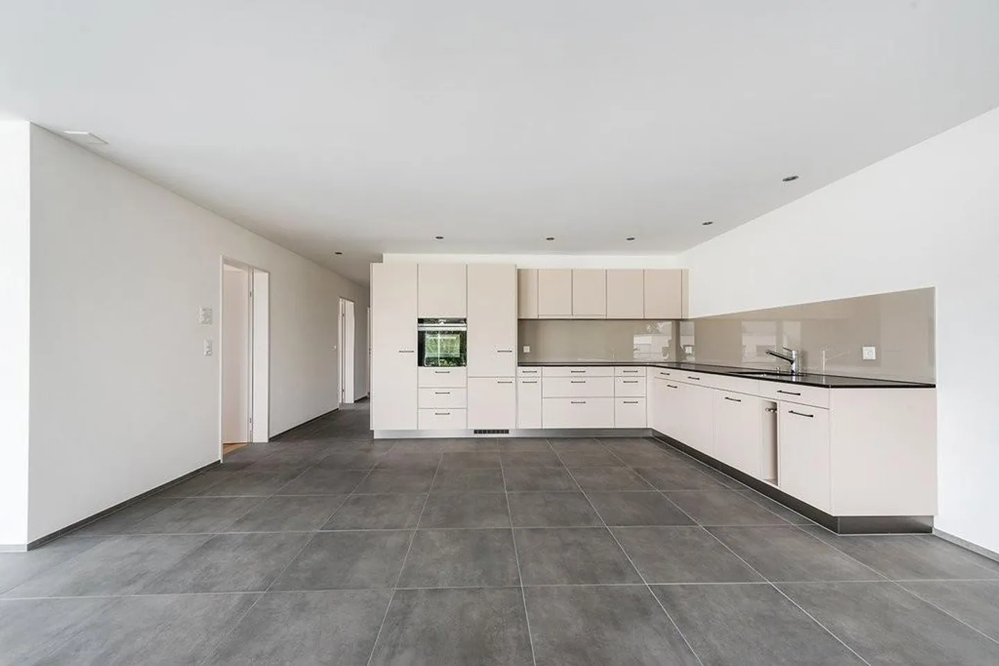 Ampio appartamento di 4,5 stanze con patio - Foto 2 di 6