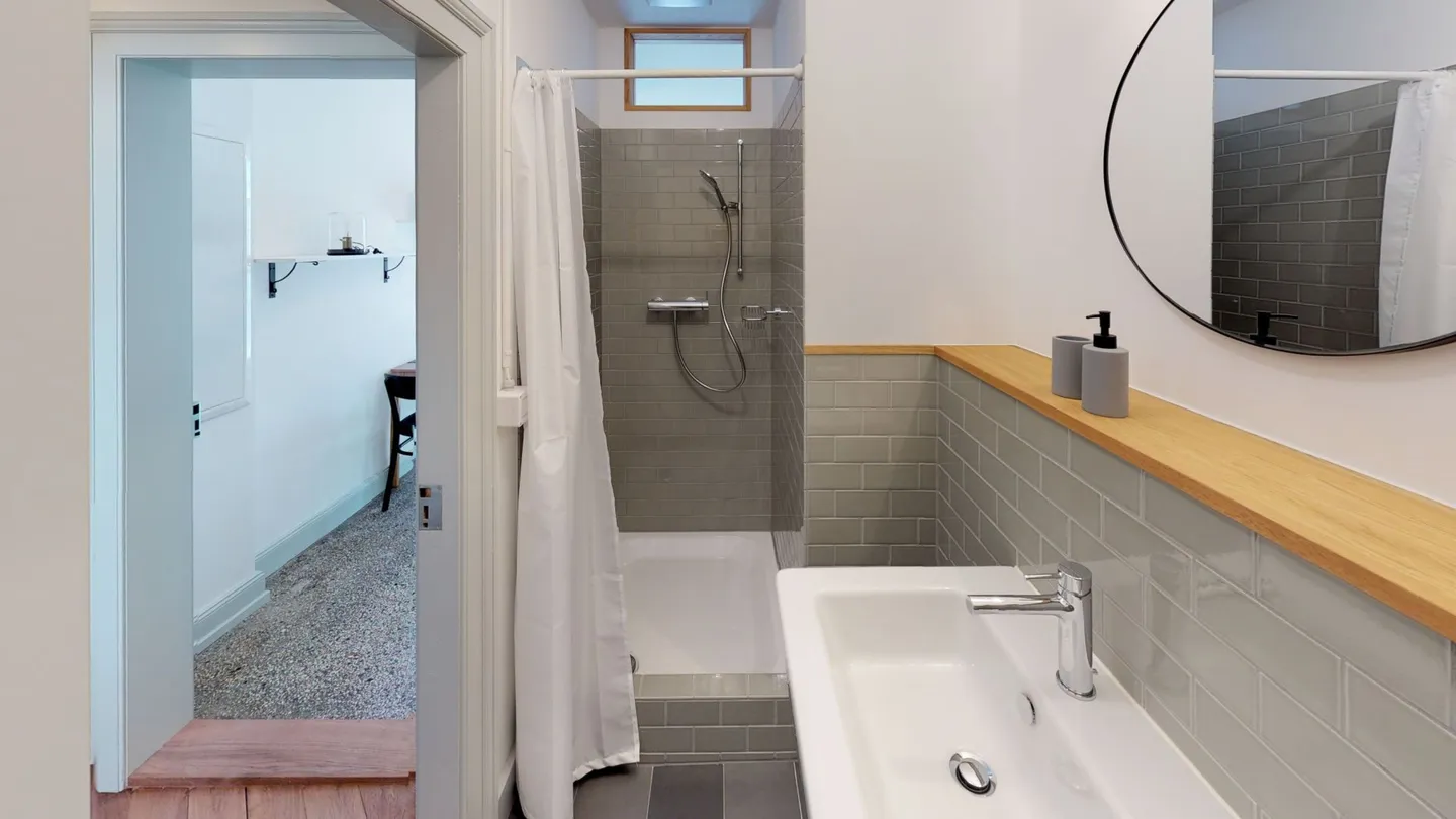 Renovated & trendy - Renovated apartment in an old building near the SBB train station - Photo 3 of 5