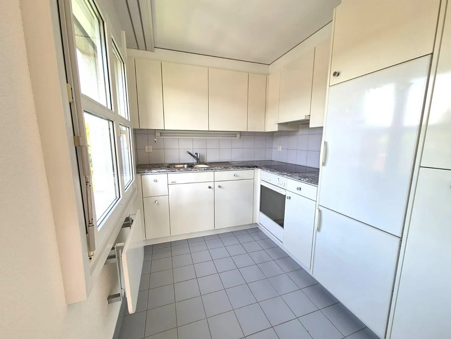 Central, cozy 2-room apartment with a view of greenery - Photo 2 of 7