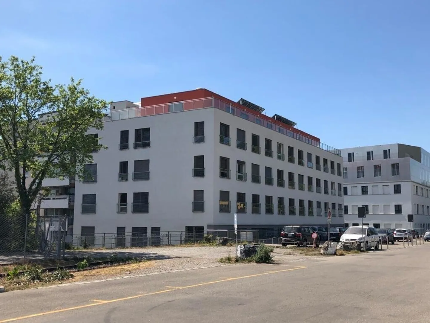 Außenparkplatz neben dem Bahnhof Clarens - Foto 1 von 1