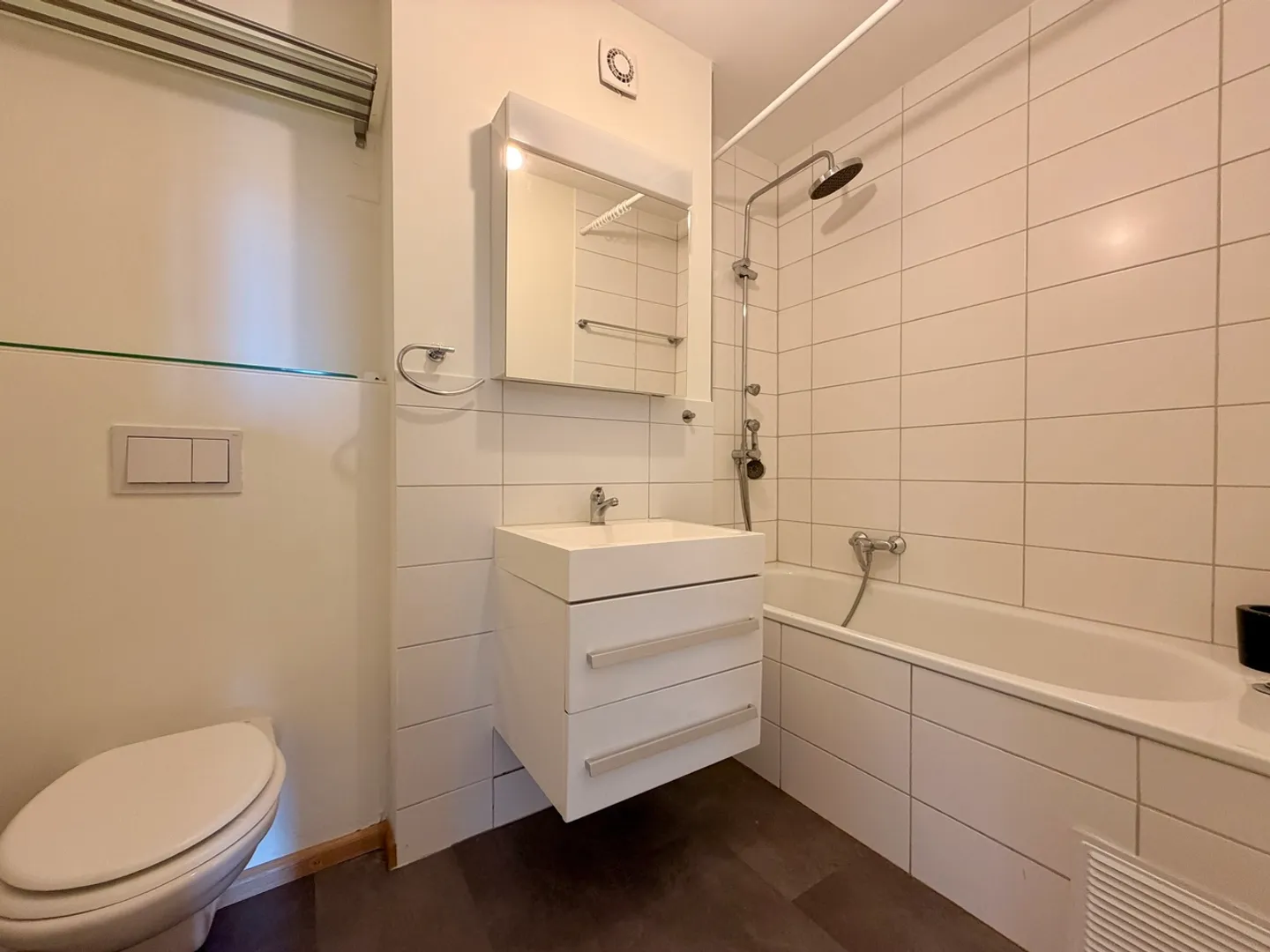 Luminoso appartamento di 3,5 stanze, ristrutturato, con balcone vicino al Reno - Foto 8 di 9