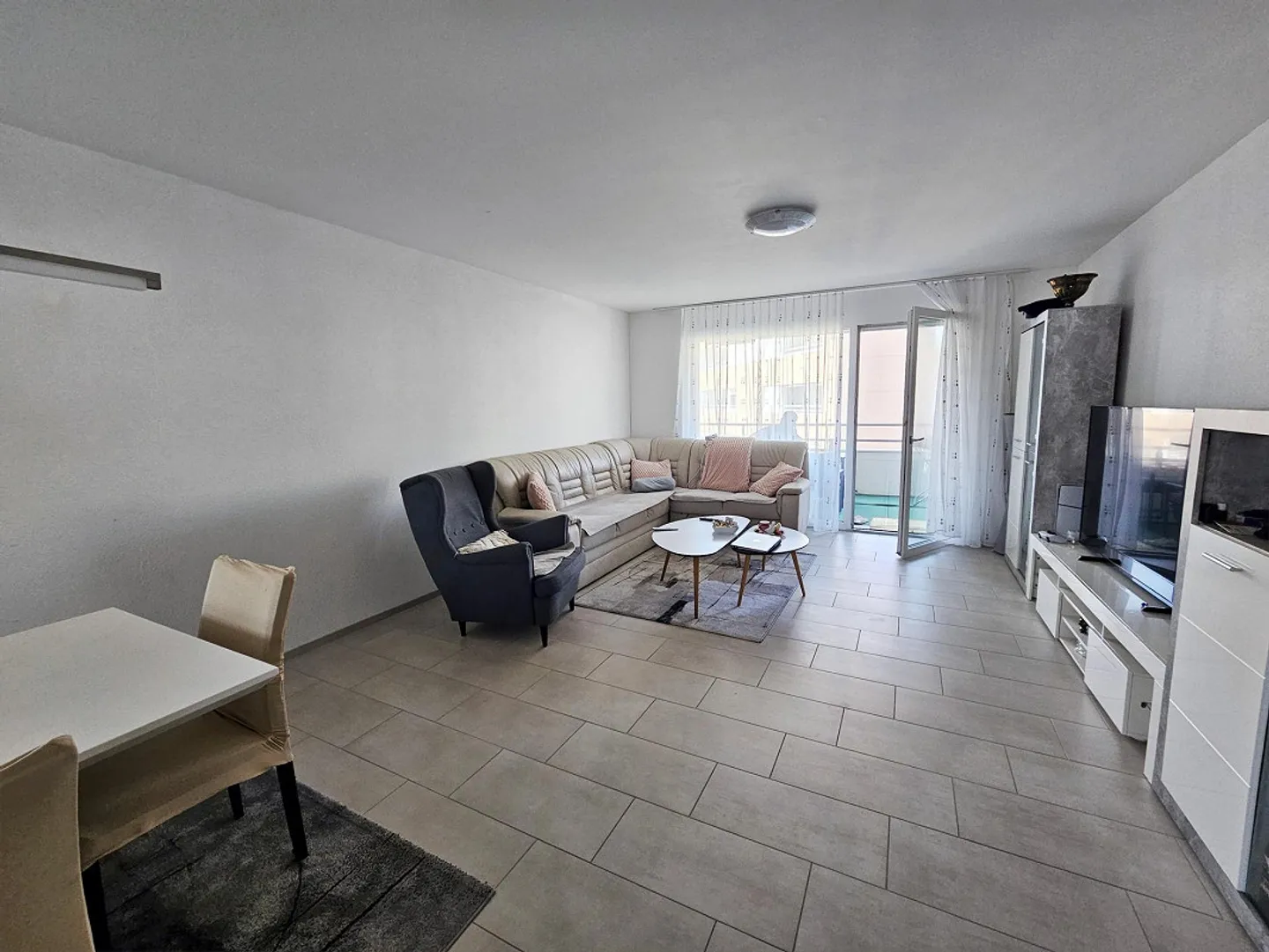 Charming, bright apartment for sale - Photo 2 of 8