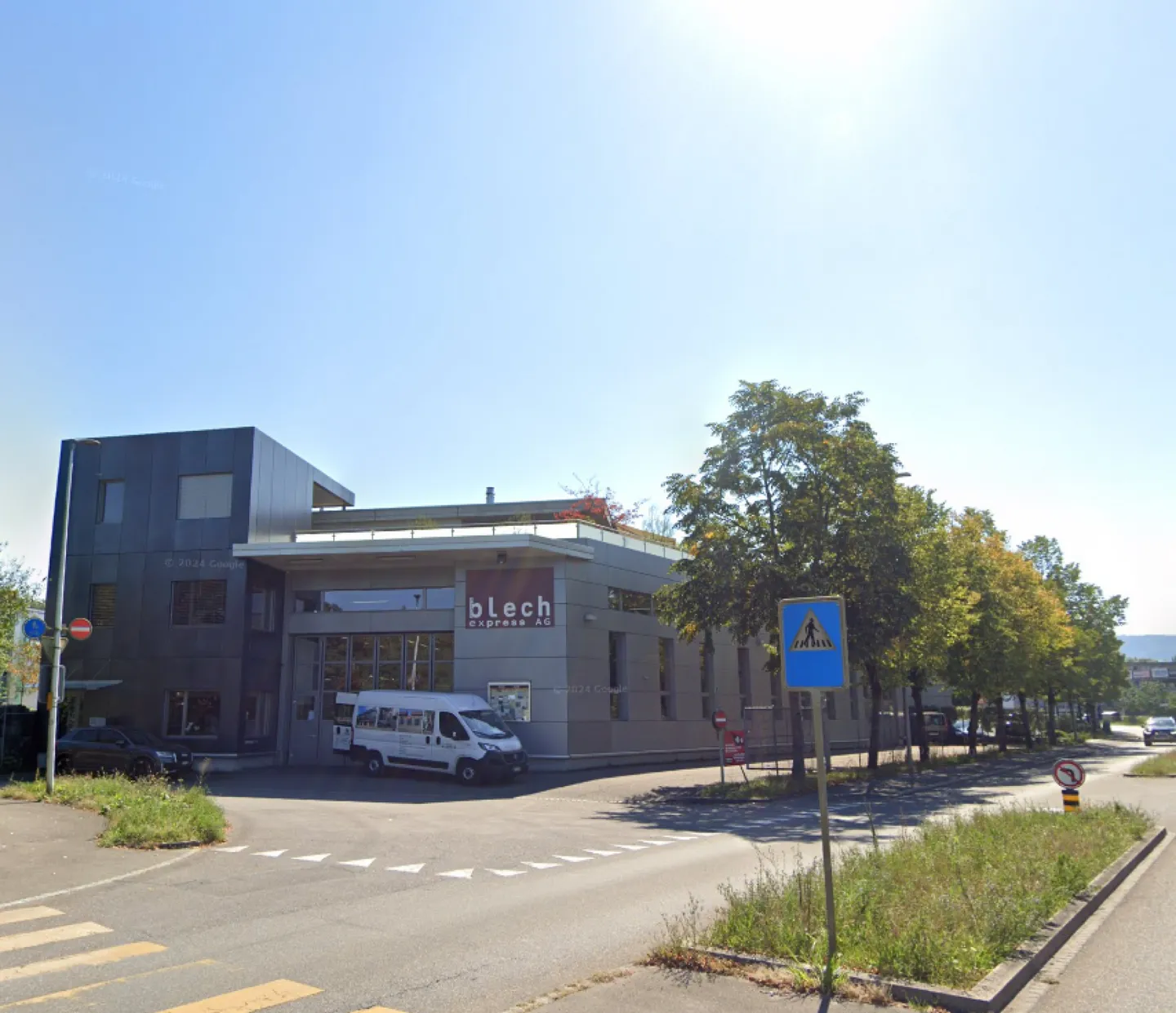 Commercial building with high ceilings, large 5.5-room penthouse apartment, lift and 6 parking spaces - Photo 1 of 5