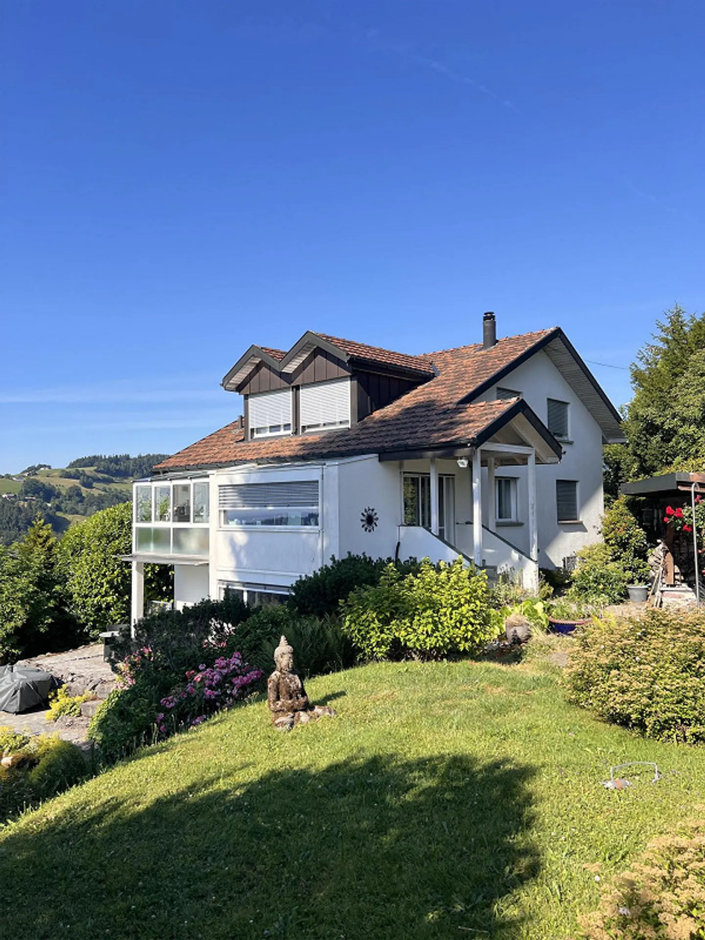 Well-maintained 6-room single-family house with unique views - Photo 1 of 6