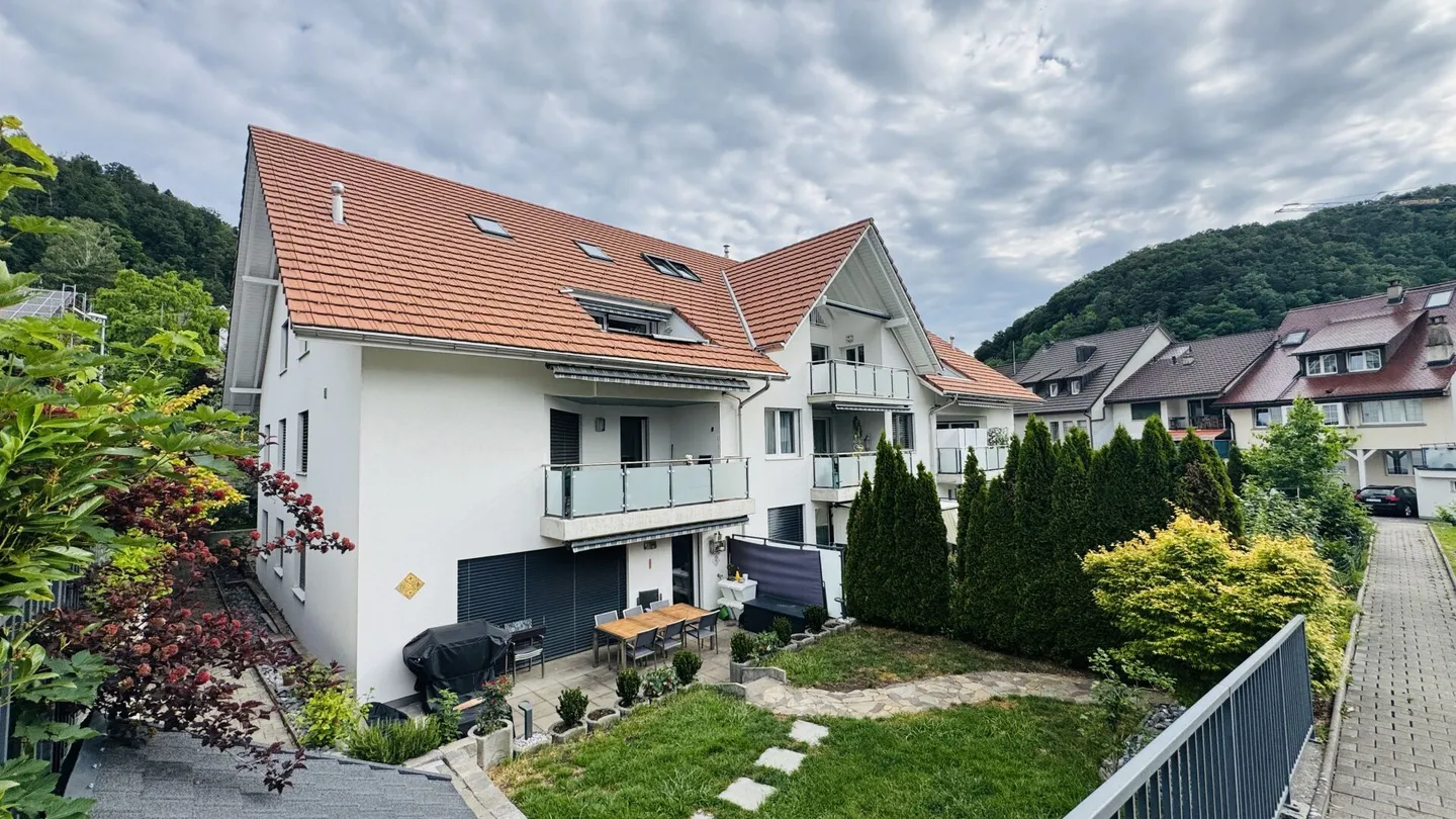 4.5-room maisonette with balcony, 2 bathrooms, 2 underground parking spaces, washing tower and cellar - Photo 1 of 27