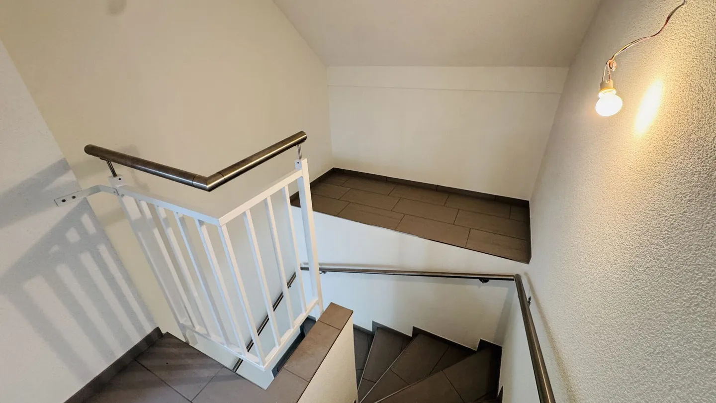 4.5-room maisonette with balcony, 2 bathrooms, 2 underground parking spaces, washing tower and cellar - Photo 17 of 27