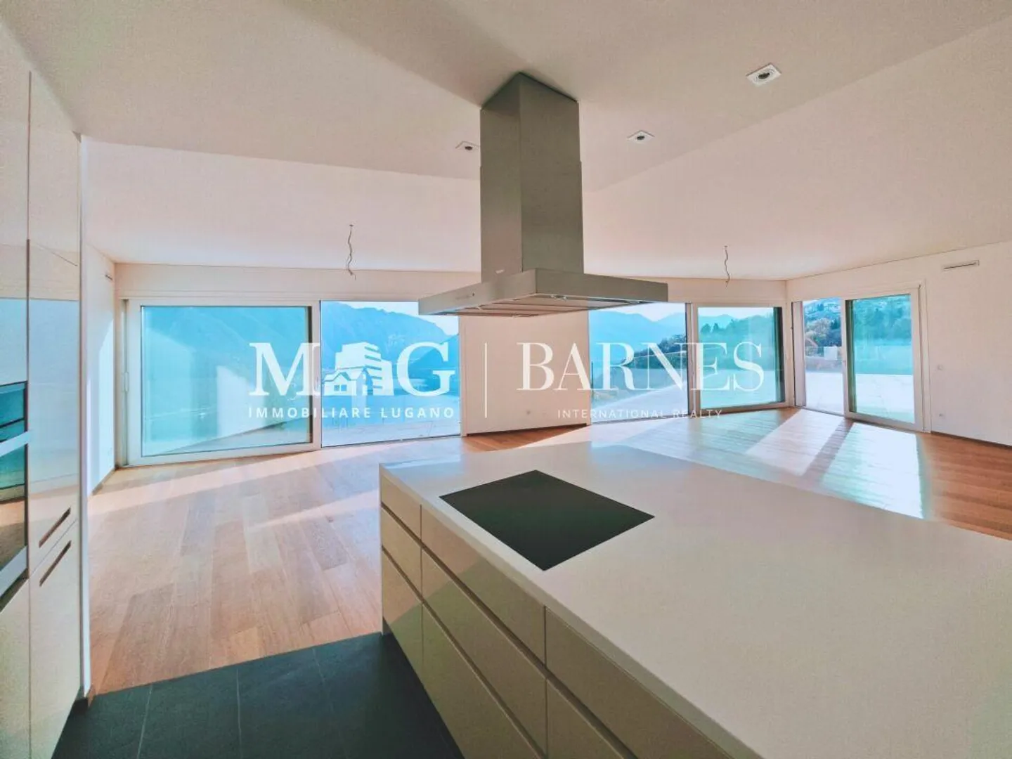 Lugano, Carona: Penthouse with 266 m², 5.5 rooms, with beautiful lake view and large terrace - Photo 3 of 12