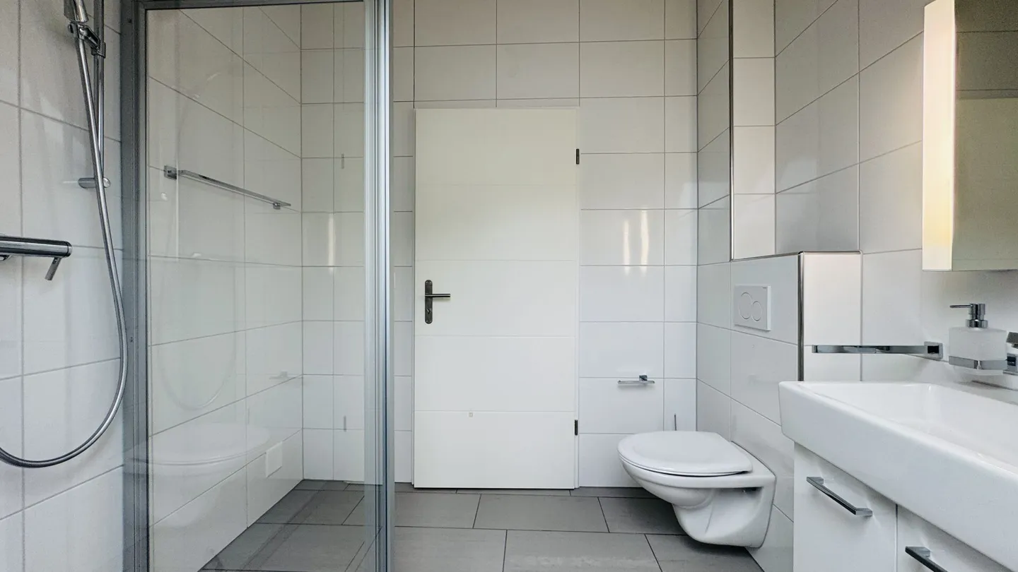 4.5-room maisonette with balcony, 2 bathrooms, 2 underground parking spaces, washing tower and cellar - Photo 23 of 27
