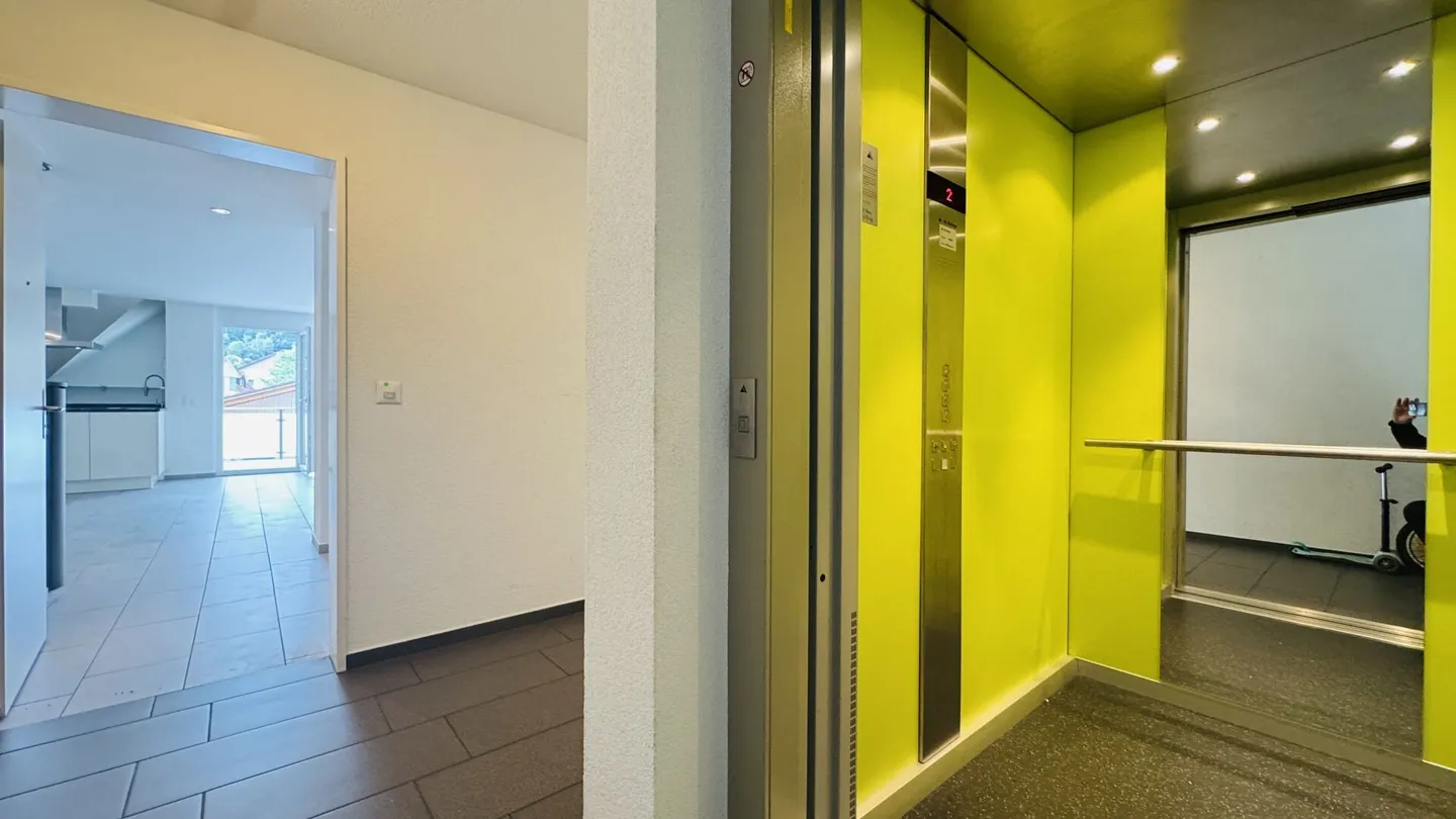 4.5-room maisonette with balcony, 2 bathrooms, 2 underground parking spaces, washing tower and cellar - Photo 2 of 27