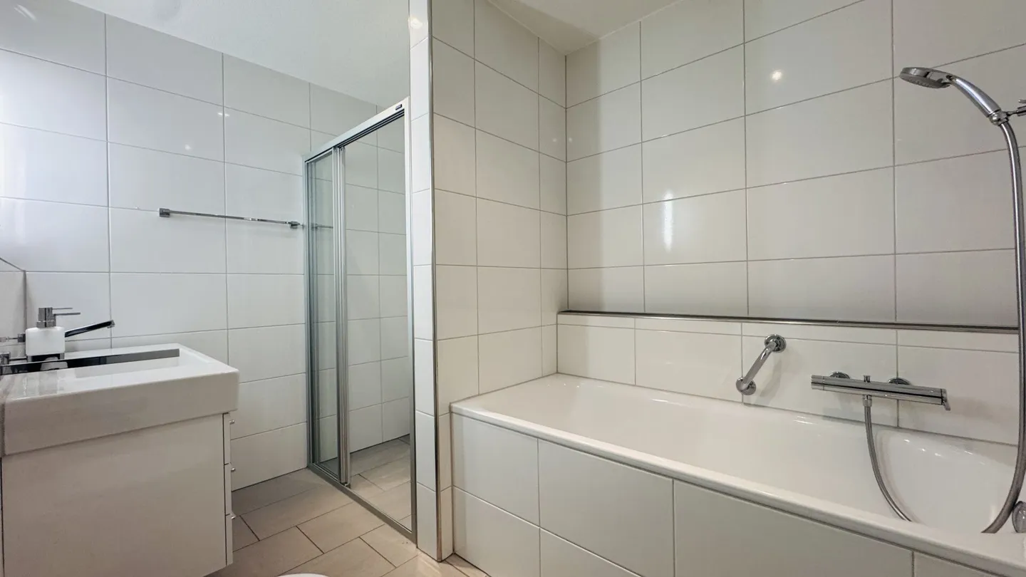 4.5-room maisonette with balcony, 2 bathrooms, 2 underground parking spaces, washing tower and cellar - Photo 7 of 27