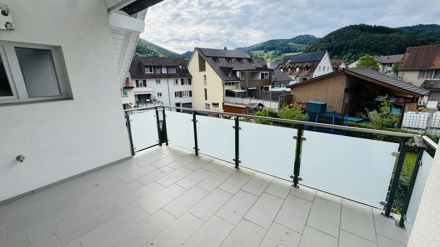 4.5-room maisonette with balcony, 2 bathrooms, 2 underground parking spaces, washing tower and cellar - Photo 8 of 27