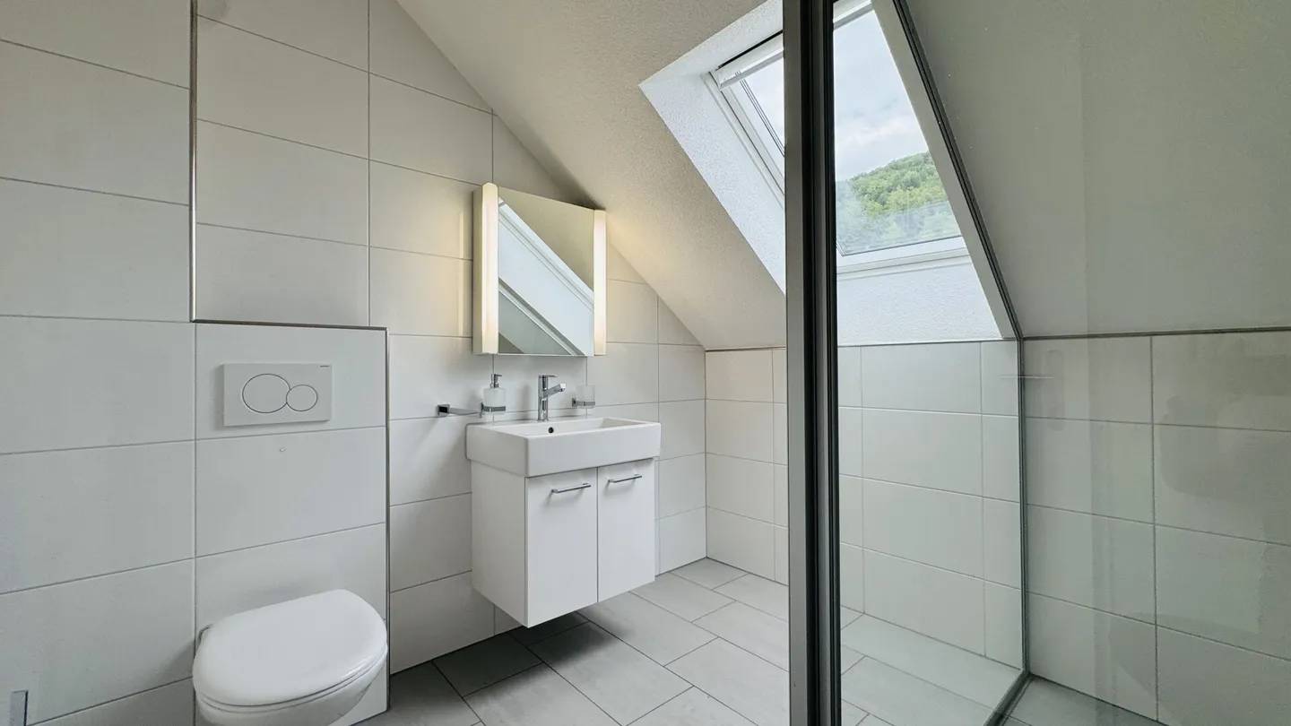 4.5-room maisonette with balcony, 2 bathrooms, 2 underground parking spaces, washing tower and cellar - Photo 16 of 27