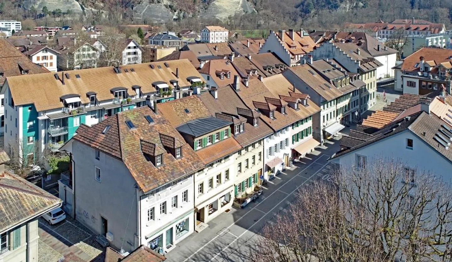 Muri storici con interni moderni nella città vecchia di Burgdorf - Foto 5 di 34