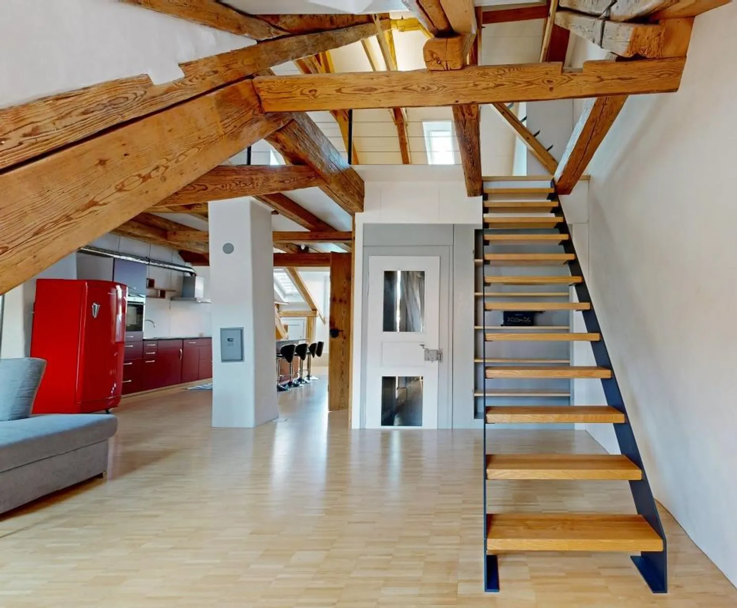 Muri storici con interni moderni nella città vecchia di Burgdorf - Foto 29 di 34