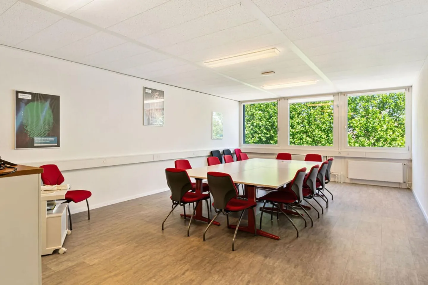 St-Blaise, spazio commerciale di 50 m2 con parcheggi - Foto 2 di 4