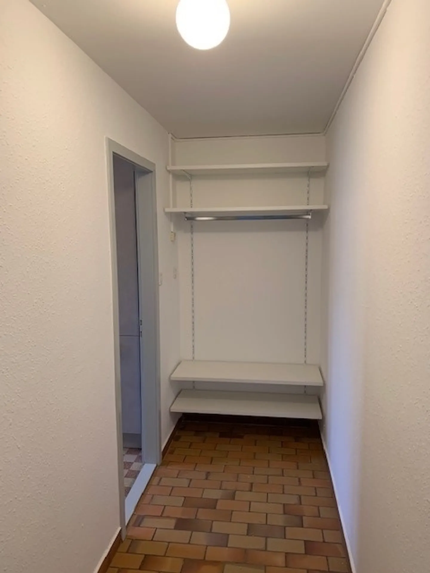 Appartement 1 pièce abordable fraîchement rénové - Photo 7 sur 11