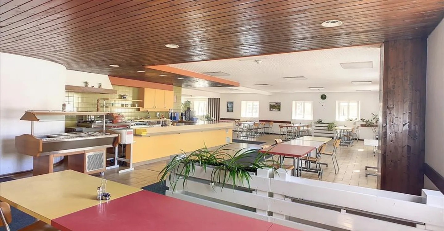 Edificio misto di 3779 m3, con uffici, magazzino, abitazioni e garage - Foto 2 di 12