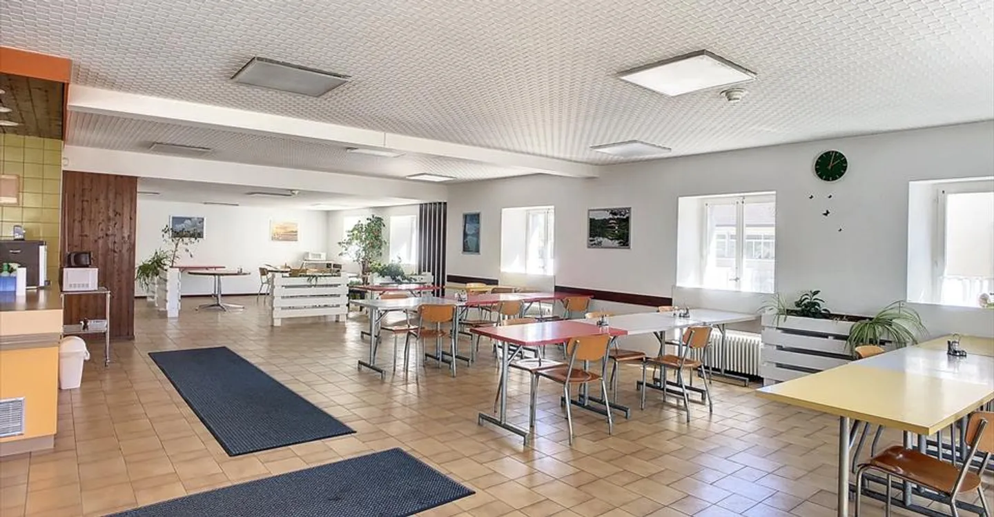 Edificio misto di 3779 m3, con uffici, magazzino, abitazioni e garage - Foto 3 di 12