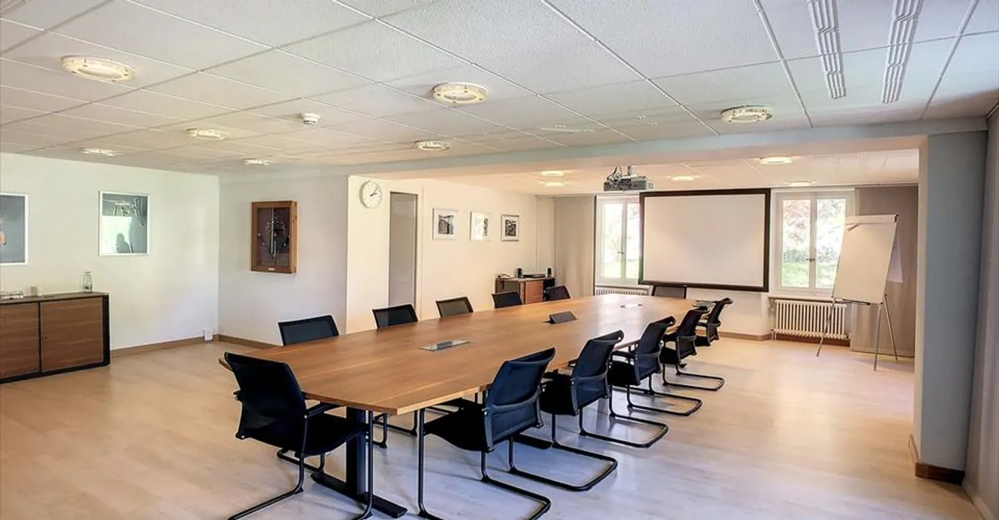 Edificio misto di 3779 m3, con uffici, magazzino, abitazioni e garage - Foto 5 di 12