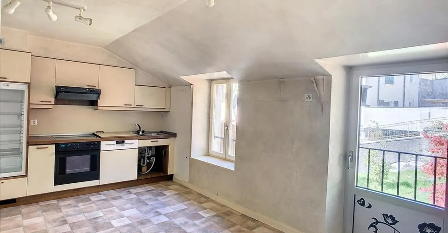 Edificio misto di 3779 m3, con uffici, magazzino, abitazioni e garage - Foto 7 di 12