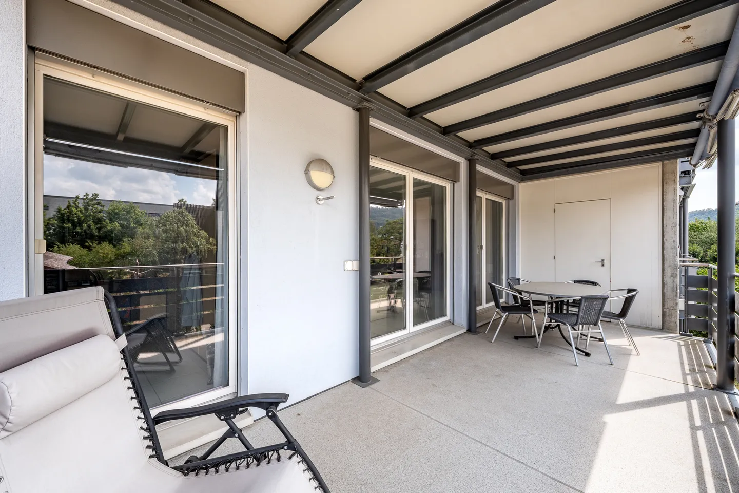 Ampio appartamento di 4,5 stanze con balcone soleggiato - Foto 6 di 11