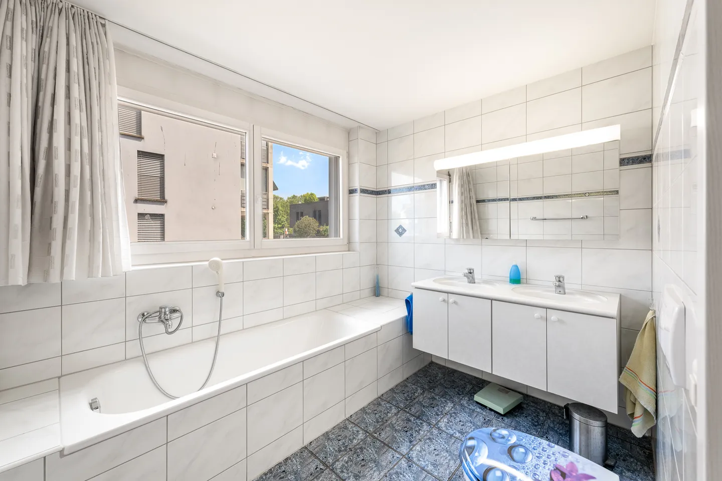 Ampio appartamento di 4,5 stanze con balcone soleggiato - Foto 8 di 11