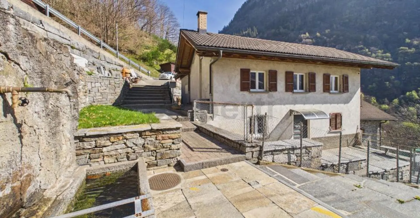 Detached house with grain loft, garden, panoramic view MAIN AND SECONDARY RESIDENCE IN VAL CALANCA - Photo 1 of 12