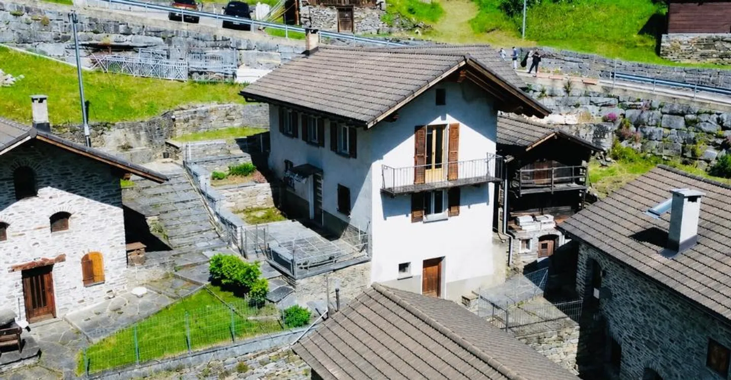 Detached house with grain loft, garden, panoramic view MAIN AND SECONDARY RESIDENCE IN VAL CALANCA - Photo 2 of 12