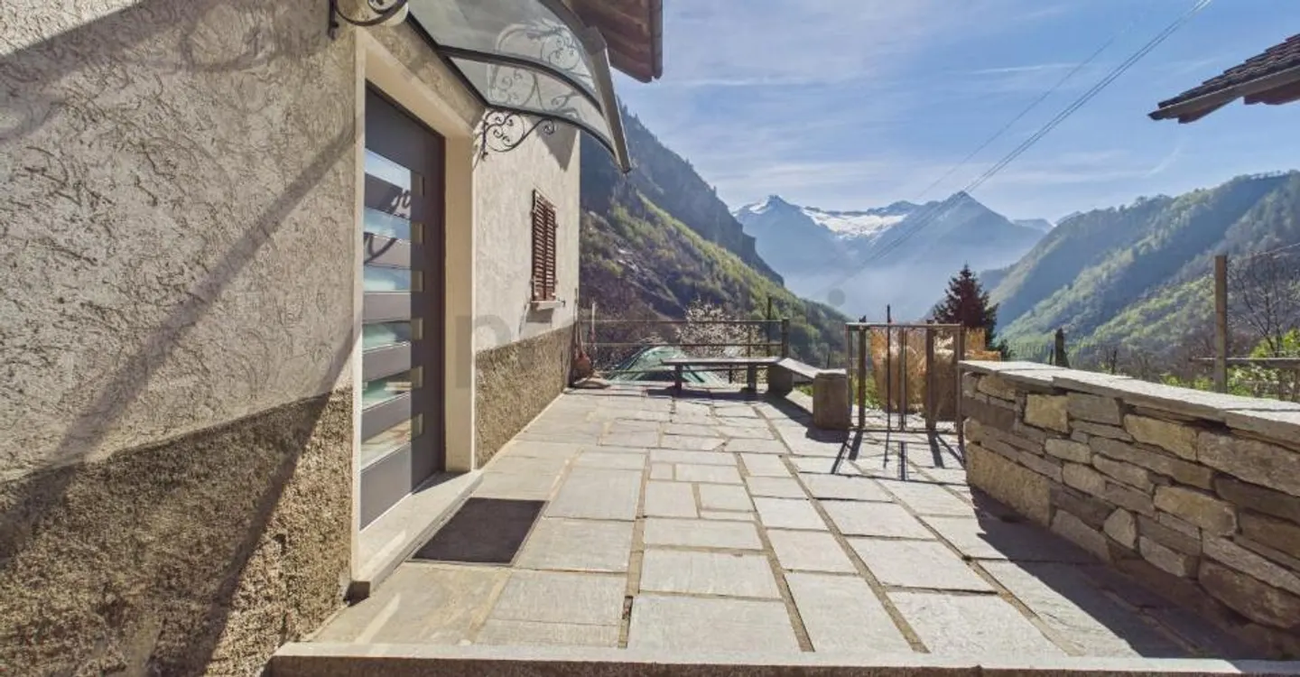 Detached house with grain loft, garden, panoramic view MAIN AND SECONDARY RESIDENCE IN VAL CALANCA - Photo 4 of 12
